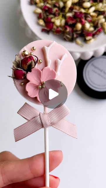 Inspired by ZARA on Instagram: "Make some pretty chocolate pops using our edible mini red rose buds.   We are excited to be now stocking silicone lollipop moulds and also food grade paper sticks!   Visit our store to see all the newbies that has been added ❤️  Featured:  @inspiredbyzaraz  - Mini red rose buds  - Circle lollipops mould - Cherry blossom silicone mould  - Pure Gold sprinkle  - Lollipop sticks  - Floral mix - Cake Edgy Flexible Smoothers" Cakesicles With Flowers, Lollipop Cake Pops, Chocolate Moulds Ideas, Fancy Lollipops, Floral Cakepops, Cake Pop Roses, Rose Cakepops, Marshmallow Lollipops, Floral Cake Pops