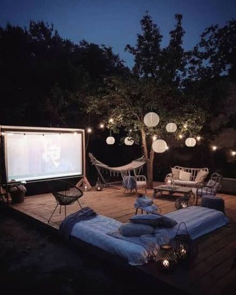 37 Fun Movie Night Decor Ideas In The backyard | Home Design And Interior Backyard Movie Theaters, Birthday Dogs, Outdoor Movie Screen, Backyard Movie Nights, Outdoor Cinema, Backyard Movie, Outdoor Theater, Outdoor Movie, Backyard Living