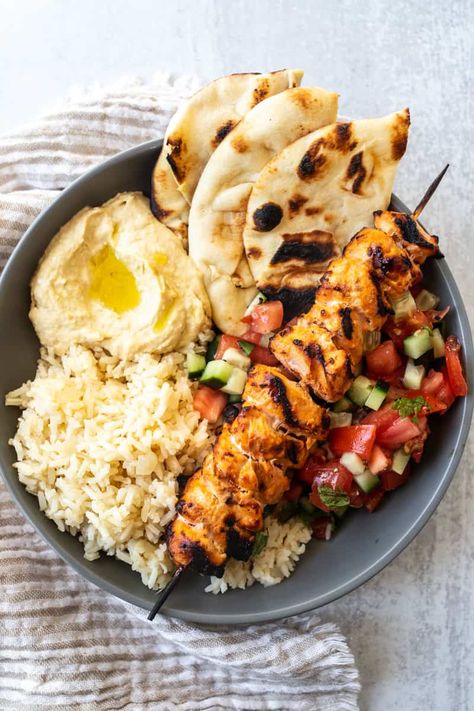 Mediterranean Rice Bowl, Chicken Tawook, Middle Eastern Rice, Mediterranean Rice, Greek Chicken Kabobs, Rice Bowl Recipe, Plats Healthy, Easy Mediterranean Diet Recipes, Healthy Bowls