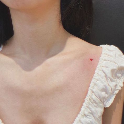 Minimal Tattoo Heart, Heart Tattoo On Chest, Aesthetic Tattoo Ideas, Red Heart Tattoos, Tiny Heart Tattoos, Small Pretty Tattoos, Petite Tattoos, Mini Tattoo, Fotografi Vintage