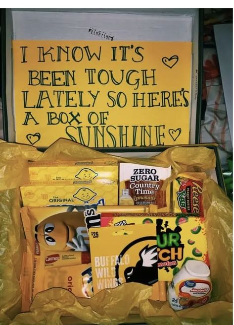 Box Of Sunshine Gift, Best Gift Baskets, Diy Best Friend Gifts, Box Of Sunshine, Bff Birthday Gift, Cute Gifts For Friends, Bf Gifts, Creative Gifts For Boyfriend