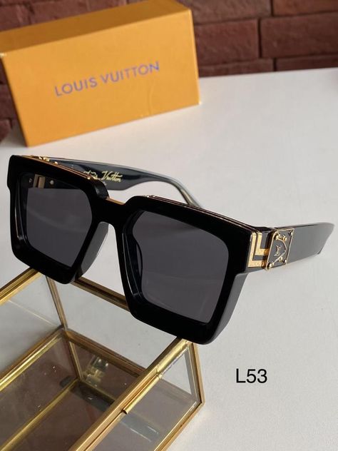 Sunglass Photography, Louis Vuitton Glasses, Vintage Versace Sunglasses, Pretty Sunglasses, Eyes Glasses, Birthday 19, Designer Shopping, Luxury Belts, Sunglasses Women Fashion