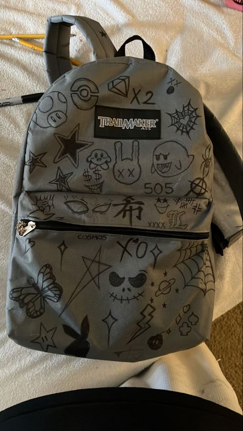 Diy Backpack Decoration, Grunge Backpack, Backpack Drawing, Backpack Art, Football Homecoming, Aesthetic Backpack, Inside My Bag, Diy Backpack, Image Swag