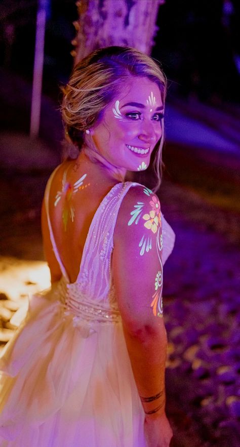 Uv Festival Makeup, Glow In The Dark Face Paint Ideas, Glow In The Dark Makeup Ideas, Uv Party Outfit, Glow Party Makeup, Uv Makeup Ideas, Neon Party Makeup Ideas, Neon Party Makeup, Blacklight Photoshoot