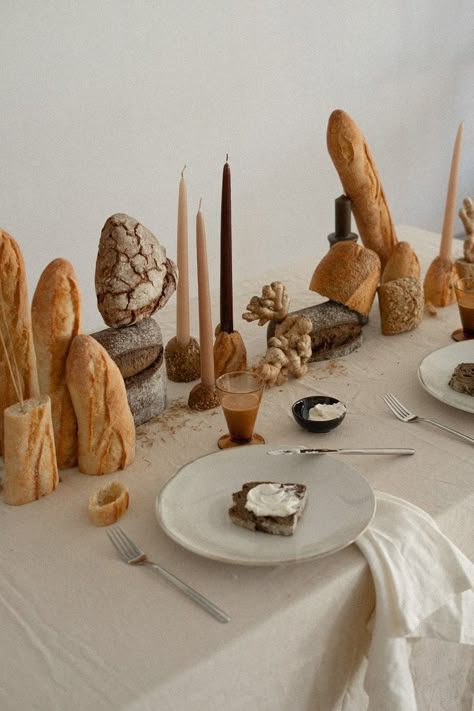 Oh, Maria Flores | wedding florist | Portugal | THE WED Bread Table Setting, How To Tablescape, Bread Centerpiece Wedding, Appetizer Tablescape, Charcuterie Table Decor, Edible Tablescapes, Oak Aesthetic, Unique Table Settings, Food Art Photography