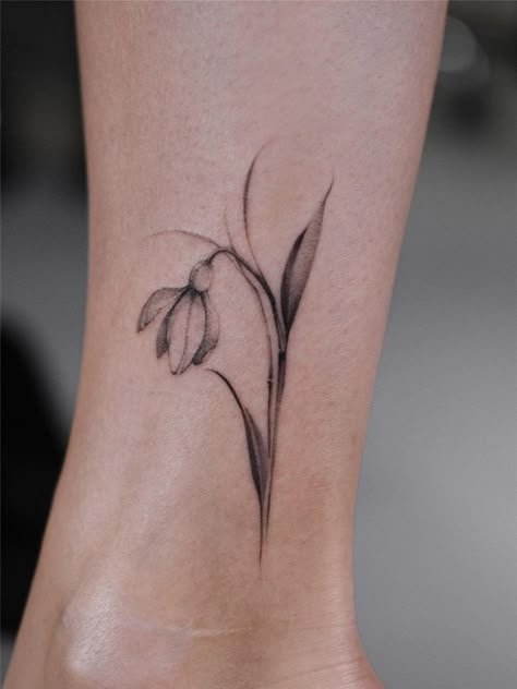 Snowdrop Flower Tattoo on Ankle Beautiful Flower Tattoos For Women, Snowdrop Flower Tattoo, Sinister Tattoos, Flower Tattoo Ideas For Women, Birth Tattoo, Snow Drops Flowers, Picture To Draw, Tattoo On Ankle, Doodle Tattoos