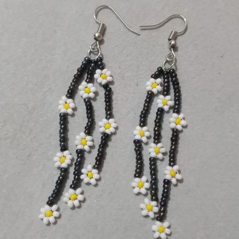 DIY earrings making with seed bead/Long earrings design/Daisy Chain Long Seed Bead Earrings Diy, Seed Bead Jewelry Diy Earrings, Seed Bead Daisy Earrings, Diy Daisy Earrings, Seed Bead Patterns Earrings, Seed Bead Jewelry Earrings, Seed Bead Earring Ideas, Seed Bead Ideas Diy, Daisy Seed Bead Pattern