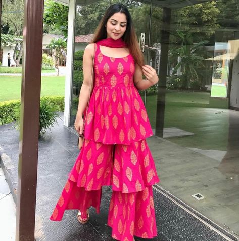 Top 9 Dussehra Outfits Inspirations That Are Trending in 2019 Dussehra Outfit For Women, Dussehra Outfits, Orang India, Indian Gown, Lehenga Dress, Design Kurta, Trendy Outfits Indian, Blouse Indian, Nikkah Dress