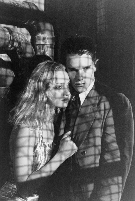 "Gattaca" movie still, 1998.  L to R: Uma Thurman, Ethan Hawke.  Ethan and Uma fell in love during the making of this film and were married between 1998 and 2005. Elias Koteas, Emma Peel, Ethan Hawke, Uma Thurman, Charlie Chaplin, Film Books, Love Movie, Silver Screen, Film Stills