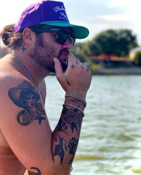 Koe Wetzel Fyfg Tattoo, Koe Wetzel Tattoos, Knee Tats, Takuache Outfits Guys, Koe Wetzel, The Art Of Listening, Best Country Singers, Western Tattoos, Airline Logo