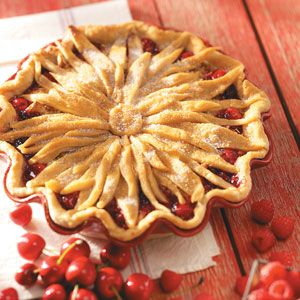 How to Make a Flower Pie Crust from Taste of Home - Tired of lattice pie crusts? Try this easy-to-make decorative pie crust. Flower Pie Crust, Crust Designs, Focaccia Dolce, Pie Crust Designs, Cherry Desserts, Pie Crusts, Brownie Desserts, Perfect Pies, Sweet Pie