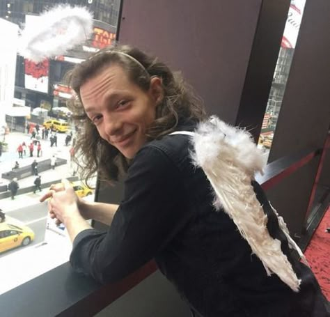 That's a real angel. He's so adorable! Connor Murphy Deh, Mike Faist Dear Evan Hansen, Mike Faist Connor Murphy, Evan Hansen X Connor Murphy, Mike Fiast, Conner Murphy, Dear Evan Hansen Musical, Bob Sponge, Dear Even Hansen