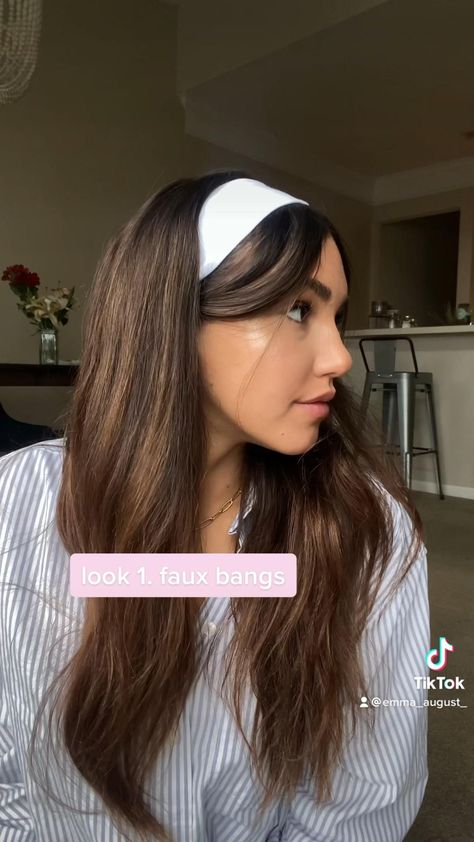 Accessorize Your Tresses: Hairstyle Ideas with Trendy Hair Bands Outfits With White Headbands, Preppy Headband Hairstyles, Elastic Headband Outfit, Headband Tutorial Hairstyle, Hairstyles To Hide Airpods, Hair Styles Head Band, Hairstyles To Do With Headband, Thick Hairband Hairstyle, Ways To Style Headbands