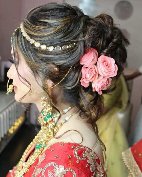 Hairstyle For Wedding Party, Haldi Makeup, Gown Makeup, Floral Hairstyle, Juda Hairstyle, Hairstyles Juda, Hair Style Girl, Hairstyle For Wedding, Bridal Hair Decorations