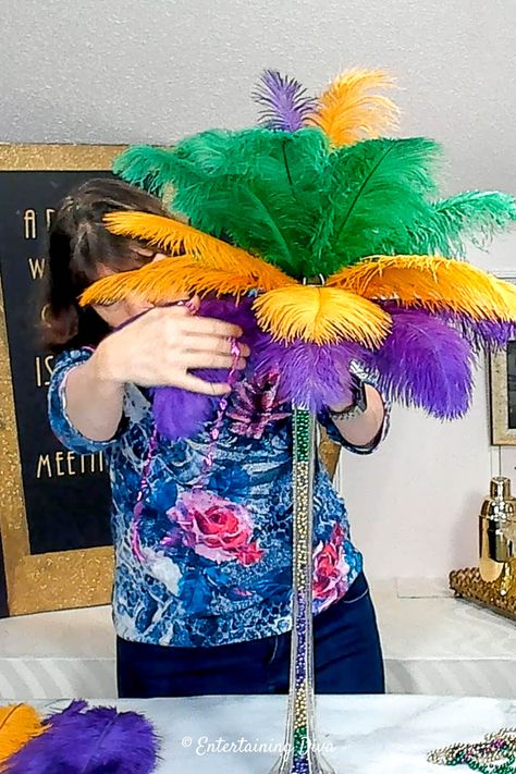 Mardi Gras Diy, Mardi Gras Party Decorations, Gala Decorations, Mardi Gras Centerpieces, Green Feathers, Mardi Gra, Tower Vase, Feather Centerpieces, Sweet 16 Decorations