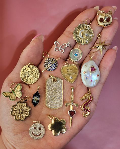 Charm Thursday 🎀 🎀 🎀 🎀 🎀 🎀 #finejewellery #jewelry #charms #pendantsofinstagram #pendants #butterflypendant #dogtag #sword #dragon #13 #lucky #solidgold #vintagejewelry #evileye #flower #smiley #leo #pearl #moon #saturn #star #cat #yellowgold #silver Flower Smiley, Jewelry Charms, Butterfly Pendant, Art Journaling, Evil Eye, Dog Tags, Solid Gold, Vintage Jewelry, Fine Jewelry