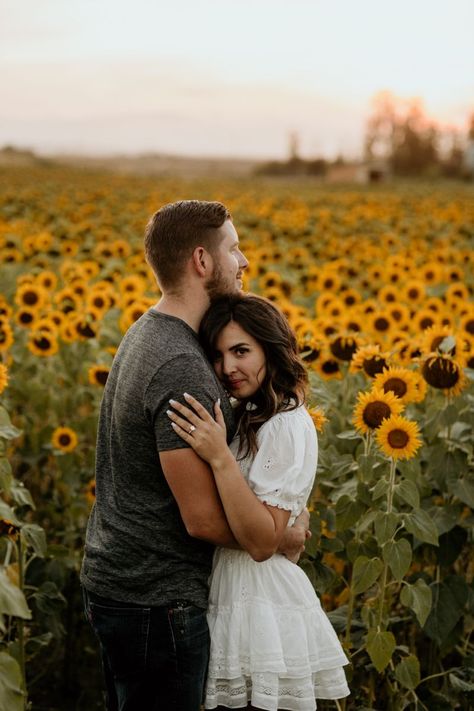 Sunflower Field Inspo Pics, Sun Flower Engagement Photos, Sunflower Picture Outfit Ideas Couple, Sunflowers Couple Photo Ideas, Couple Photos In Sunflower Field, Couple Poses In Sunflower Field, Sunflower Garden Couple Photoshoot, Sunflower Pictures Photography Couples, Sunflower Field Photoshoot Outfits Couple