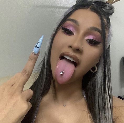 Cardi B Nails, Tongue Piercing Jewelry, Cardi B Pics, Face Piercings, Cute Piercings, Tongue Piercing, Tongue Rings, Two Fingers, Female Rappers