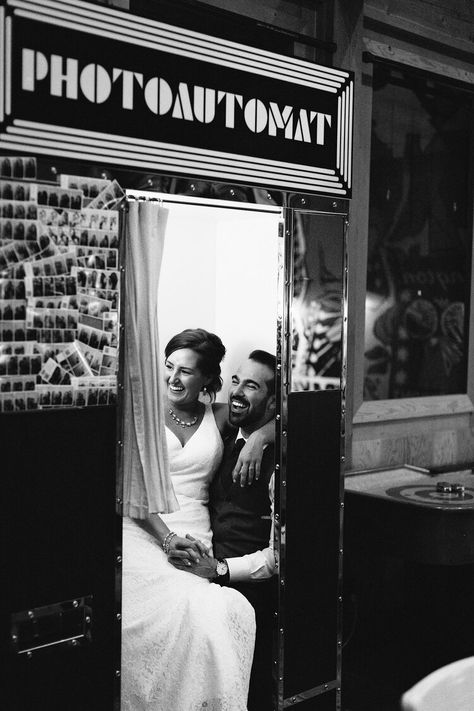 Photobooth Wedding Pictures, Old Wedding Theme Vintage, Photo Booth For Weddings, Wedding Photobooth Pictures, Picture Booth Wedding, Wedding Photo Vintage, Photobooth At Wedding, Vintage Photobooth Wedding, Vintage Photo Booth Wedding