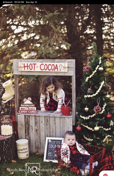 Christmas Photoshoot Kids, Outdoor Christmas Photos, Cocoa Stand, Christmas Mini Shoot, Hot Cocoa Stand, Portret Feminin, Christmas Photo Props, Xmas Photos, Christmas Photo Booth