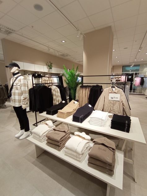 Clothing Table Display, Planogram Visual Merchandising, Visual Merchandising Displays Clothing, Visual Merchandising Displays Retail, Retail Merchandising Ideas, Retail Table Display, Pants Display, Retail Clothing Display, Display Clothes