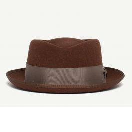 Slick Carter Brown felt Porkpie Fedora hat front view Luxury Brown Traditional Hat, Luxury Brown Men's Felt Hat, Luxury Brown Men's Fedora, Luxury Brown Flat Brim Fedora, Brown Military Hat With Curved Brim, Mens Fedora, Fancy Dog, Felt Fedora, Diamond Crown