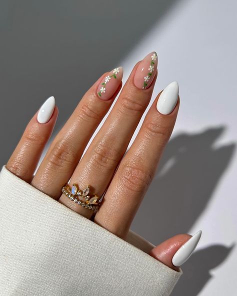 Elegant white daisy chain nail art 🤍🕊️🌼✨ rings from @raniandco ✨ #nails #weddingnails #bridalnails #whitenails #springnails #summernails #nailinspo #naildesign #nailart Summer Vacation Nails, Chloe Nails, White Summer Nails, Short Almond Nails, Vibrant Nails, Casual Nails, Wedding Nails Design, Vacation Nails, Summer Nails Colors