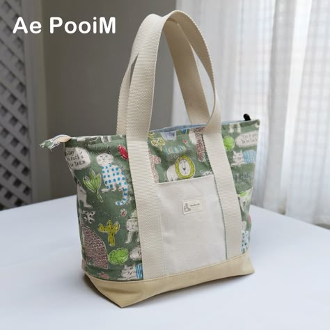 Techniques for attaching a zipper to a tote bag with a simple way. How To Sew Tote Bag With Zipper, Tote Bag With Zipper Pattern Free, Zippered Tote Bag Pattern, Bags Stitching, Diy Bags Tutorial, Stuff Toys, Tote Bag With Zipper, Diy Tote, Tote Bags Sewing