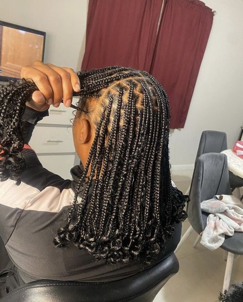 Short Medium Braids For Black Women, Shoulder Length Knotless With Curly Ends, Medium Box Braids Natural Hair, Braids For Black Women Shoulder Length, Braided Bob Curly Ends, Small Knotless Box Braids With Curls Bob, Knotless Box Braid Bob Shoulder Length, Short Medium Knotless Box Braids, Medium Knotless Braids Shoulder Length