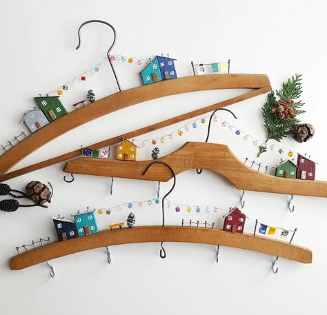 Hanger Art, Itsekovettuva Savi, Hanger Crafts, Deco Originale, Clay Crafts Air Dry, Coat Hangers, Driftwood Crafts, Wooden Houses, Miniature Crafts