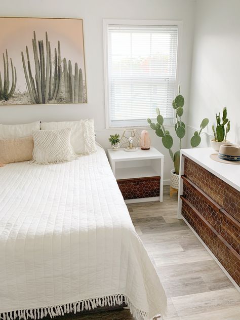 Southwestern Guest Bedroom, Cactus Inspired Bedroom, Boho Southwest Decor Bedroom, Southwest Guest Bedroom, Dessert Boho Bedroom, Boho Cactus Bedroom, Arizona Inspired Bedroom, Boho Bedroom With Green, Boho Southwestern Bedroom