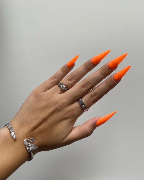 Neon Stiletto Nails Summer, Orange Stilleto Nails Long, Neon Nails Stiletto, Orange Stiletto Nails Designs, Orange Nails Stiletto, Stiletto Neon Nails, Almond Neon Nails, Nails Stiletto Summer, Long Neon Nails