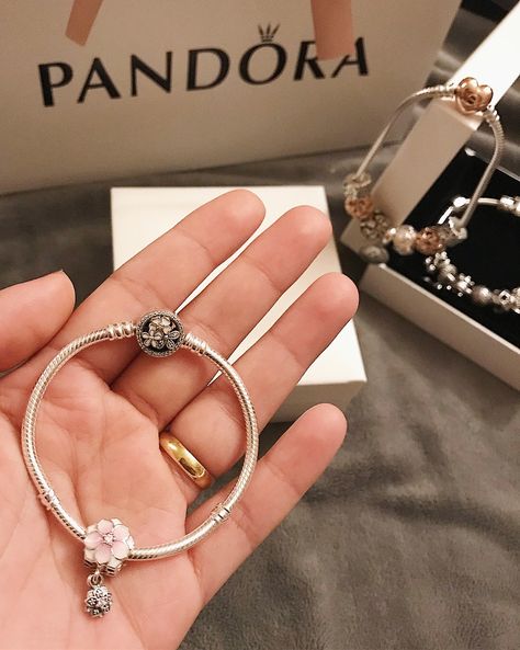 Pandora Bracelet Simple, Pandora Bracelet Charms Ideas, Silver Bracelet Designs, Pandora Bracelet Designs, Pandora Inspiration, Gold Initial Ring, Locket Design, Delicate Gold Jewelry, Pandora Collection