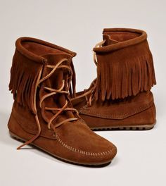 Minnetonka moccasins and boots for life. Moccasins Outfit, Minnetonka Fringe Boots, Look Hippie Chic, Native American Moccasins, Moccasins Boots, Moccasin Pattern, Moccasin Boots, Fringe Boots, Justin Boots