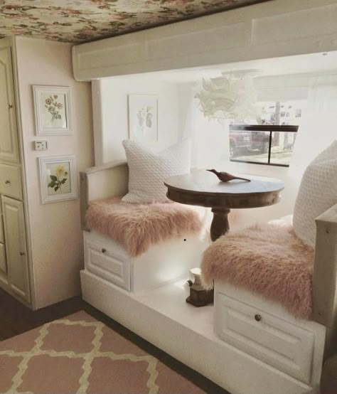 Rv Interior Design, Kombi Motorhome, Camper Interior Design, Caravan Makeover, Camper Trailer Remodel, Rv Travel Trailers, Rv Makeover, Vintage Rv, Travel Trailer Remodel