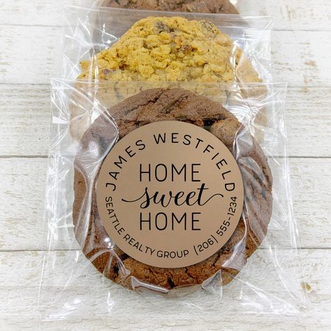 "🏘 More Real Estate Marketing Ideas: www.etsy.com/shop/ClementineWeddings?ref=seller-platform-mcnav&section_id=40120104 A SWEET THANK YOU  Our \"Home Sweet Home\" labels are the perfect finishing touch for your real estate marketing gifts! Irresistible giveaway for your next open house or client party - fill with candy, cookies, or your favorite sweet treats.  Custom labels make a professional statement without breaking the bank! Please leave your contact information - Name, agency, phone numbe Housewarming Party Favors For Guests, Outreach Marketing For Apartments, Open House Ideas Real Estate Snacks, Open House Ideas Real Estate Set Up, Housewarming Party Ideas Theme, Open House Cookies, Open House Favors, Real Estate Open House Ideas, Real Estate Pop By Ideas