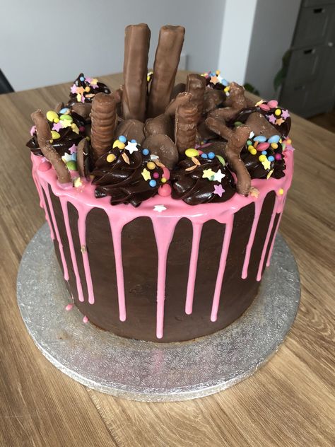 Pink Chocolate Drip Cake, Chocolate Cake With Pink Decorations, Pink Chocolate Cake, Chocolate Cake Designs, Chocolate Drip Cake, Cake Kids, Black Cake, Pink Birthday Cakes, 2 Birthday Cake