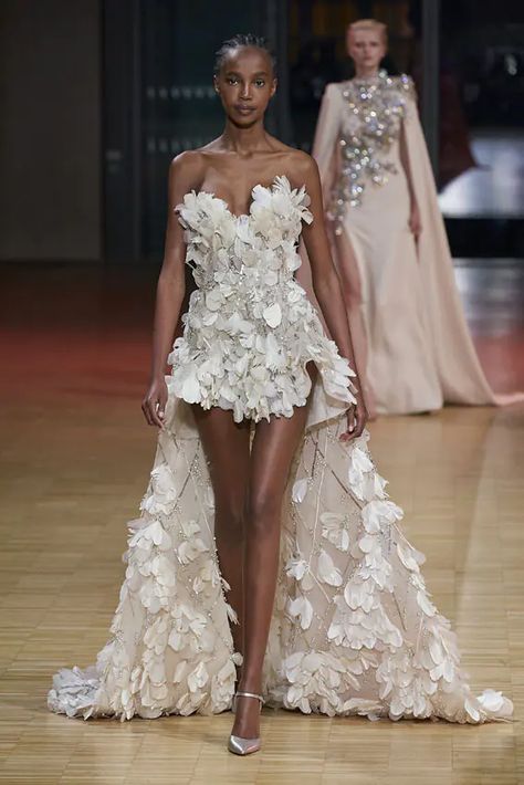 Semana de la Alta Costura de París: el desfile Primavera Verano 2022 de Elie Saab - Foto 56 Elie Saab Wedding Dress, Classy White Dress, Haute Couture Wedding Dress, Dreamy Gowns, Exquisite Gowns, Haute Couture Dresses, Moda Paris, Wedding Gowns Vintage, Runway Dresses