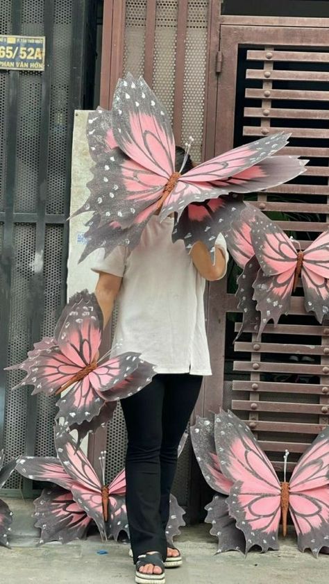 Butterfly Wedding Decorations, Giant Flowers Diy, Christmas Tree Candy, Paper Flower Art, Candy Land Christmas Tree, Butterfly Party, Paper Craft Diy Projects, Butterfly Theme, Diy Paper Crafts Decoration