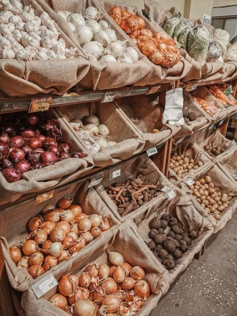 Supermarket Design Interior, Fruit And Veg Shop, Vegetable Stand, Vegetable Shop, Grocery Store Design, Desain Pantry, Supermarket Design, Farm Store, Fruit Shop