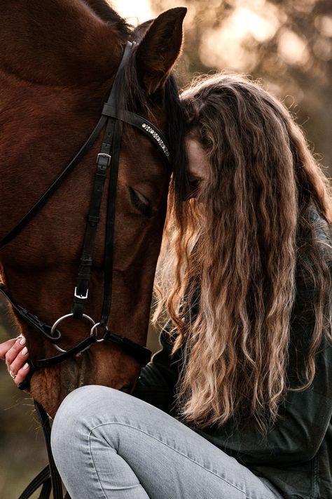 5 natural poses for your photo shoot - Anna Archinger Photography Horse Photography Ideas Photo Shoots, Photo Session With Horse, Equine Photoshoot Ideas, Aesthetic Horse Pics, Professional Horse And Rider Photography, Horse And Rider Photoshoot, Professional Horse Photography, Horse And Owner Photoshoot, Photo With Horse Ideas