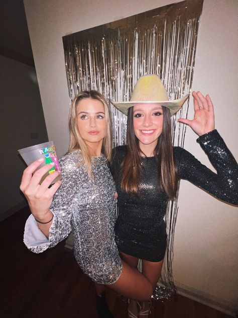 new years eve!! New Years Fits Teens, New Year’s Eve Pics With Friends, New Years Eve Teenager Party Ideas, New Year’s Eve Sleepover Ideas, New Year’s Party Ideas For Teens, New Years Pictures Ideas, New Year’s Eve Sleepover, New Year’s Eve Poses, New Years Teen Party