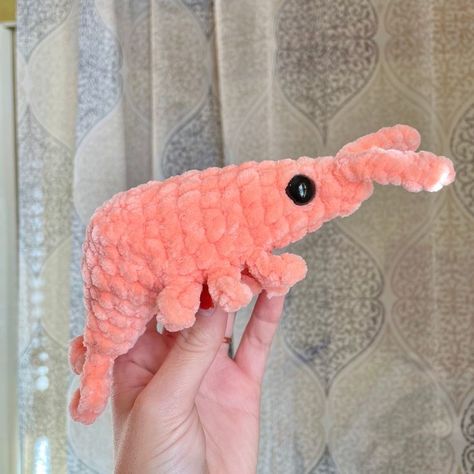 Crochet With Red Yarn, Crochet Shrimp Free Pattern, Shrimp Plushie, Shrimp Crochet Pattern, Small Crochet Plushies, Chenille Yarn Crochet Patterns, Small Crochet Animals, Crochet Shrimp, Easy Crochet Toys