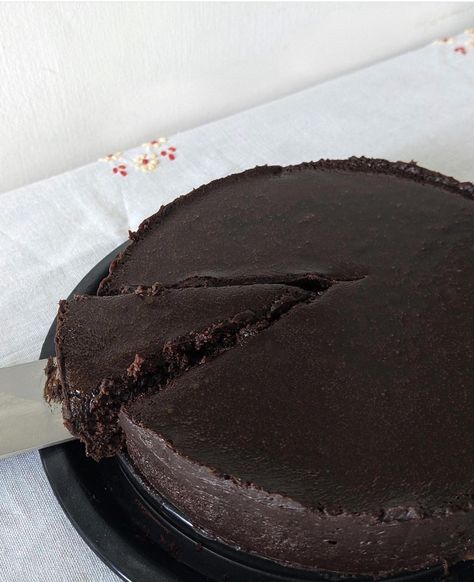 chocolate fudge cake by @hungrymagdalena Fudge Cake Aesthetic, Fudge Aesthetic, Chocolate Fudge Cake, Fudge Cake, Food Cravings, Fudge, Chocolate Cake, Food And Drink, Yummy Food