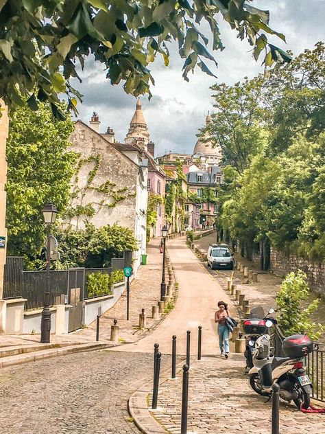 beautiful cobbled street in montmartre Walking In Paris, Montmartre Paris Aesthetic, Paris Aesthetic Photos, Paris Photo Ideas, Montmartre Paris, Paris Itinerary, Paris Travel Guide, France Travel Guide, Paris Aesthetic