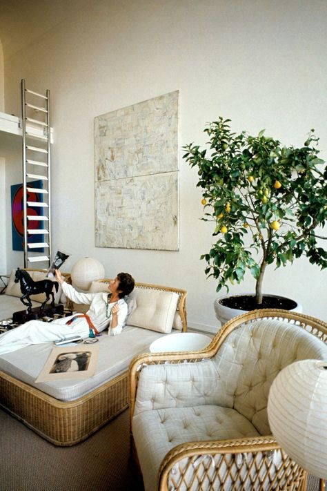 Marella Agnelli Wicker Living Room Marella Agnelli, David Netto, Houses Inspiration, Vintage Rooms, Gianni Agnelli, Rome Apartment, Oak House, Unique Bed, Elsie De Wolfe