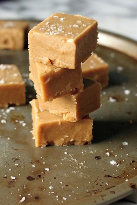 Salted Brown Sugar & Honey Fudge.  Drizzle dark chocolate over the set fudge and the add the flaked sea salt.  This will give another layer of flavor! Honey Fudge Recipes, Fudge Squares, Honey Fudge, Tasty Sweets, Candy Fudge, Pudding Chia, Baker By Nature, Butter Fudge, Homemade Fudge