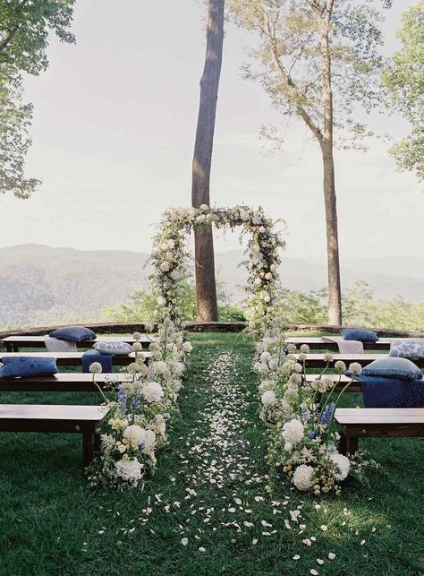 White Peonies Bouquet, Small Garden Wedding, Wedding At Home, Small Weddings Ceremony, Small Backyard Wedding, Tiny Wedding, Wedding Etiquette, Intimate Wedding Ceremony, Wedding Ceremony Flowers