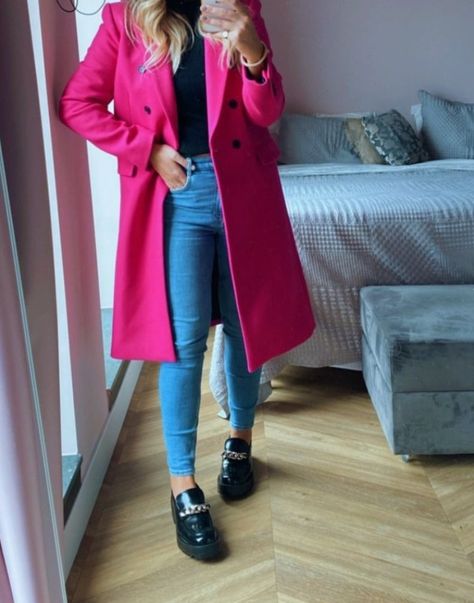 Fuschia Coat Outfit, Pink Coat Outfit, Pink Jacket Outfit, Clothes For Women In 30's, Rosa Barbie, Winter Jacket Outfits, Outfit Botas, Pink Peacoat, Pink Trench Coat