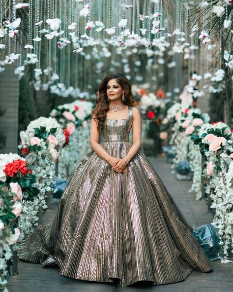 Leave Behind That Traditional Outfits And Pick These Elegant Gowns For Your D-day! Ball Gown Designs, Bridal Dresses Ideas, Indian Party Wear Gowns, Gowns For Bride, Wedding Gowns Indian, Gown Dress Design, Engagement Dress For Bride, Engagement Gown, Reception Gowns